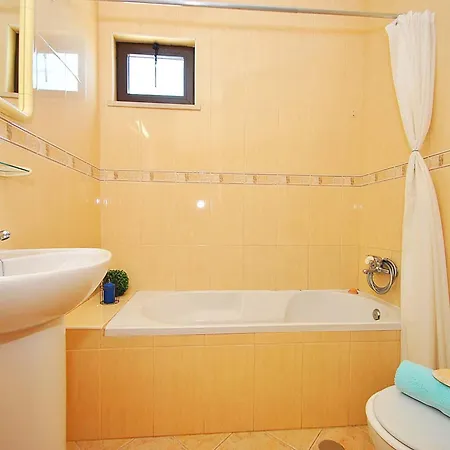 Villa In Albufeira Near Praia Da Oura Beach Villa *