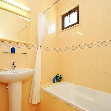 Villa Villa In Albufeira Near Praia Da Oura Beach *